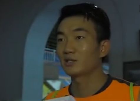 狸穴勇介（年夜森南朋 饰）人到中年，却照旧孑然一身凑数其间，无奈之下，他只有返回远离已久的老家，在那边讨糊口。虽然说是故里，但勇介在这里却并没有甚么兴奋的回想， 曾，他被双亲丢弃漂泊异乡，现在的勇介，在村平易近们眼中，不外是一个初来乍到的目生人而已。在老家，勇介结识了名为冈边京子（三轮瞳 饰）的女子。京子的脸上有一块显眼的胎记，这让她一生都糊口在旁人的侧目和非议当中，京子自知如斯，对恋爱早已不抱期望。勇介就如许粗鲁而又强硬的参与了京子的糊口，京子固然反感勇介所作所为，却又离不开勇介带给本身的短暂暖和，两人堕入了一段扭曲的关系当中。